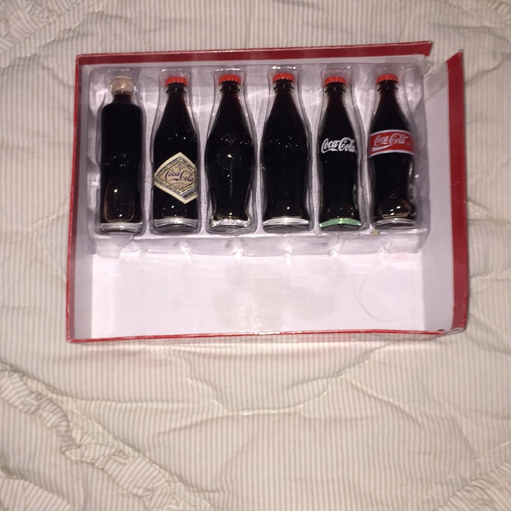 Evolution of the Coca Cola contour bottle